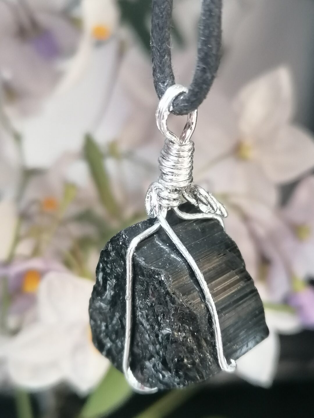 Pendentif en tourmaline brute